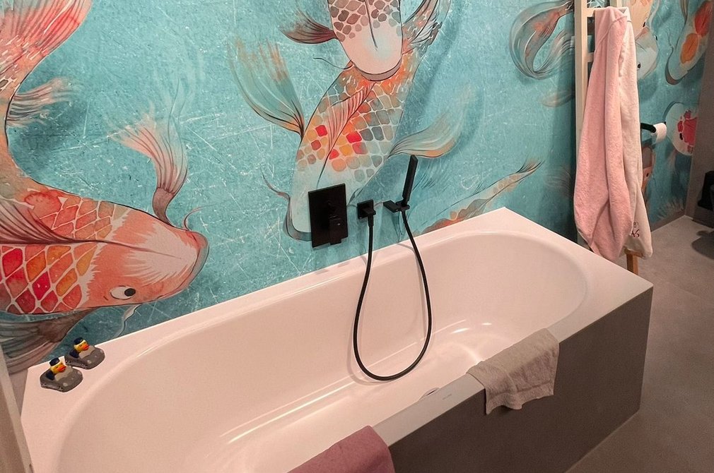 Badewanne im Kinderbad Badewanne vor eine Tapete mit Koikarpfen in einem modernen Kinderbad