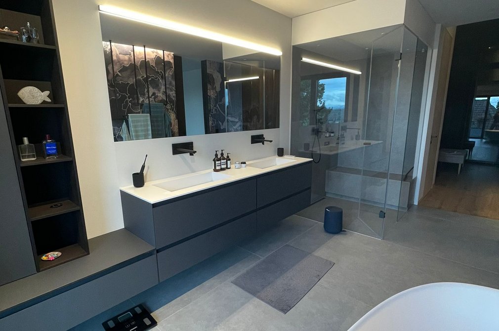 Waschtisch mit Spiegeln Modernes Badezimmer mit großen Spiegeln