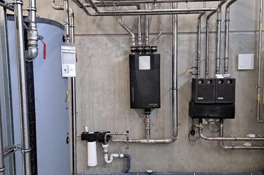 Modernes Heizungssystem Eine moderne Heizungsanlage mit Rohren in einem Heizungskeller