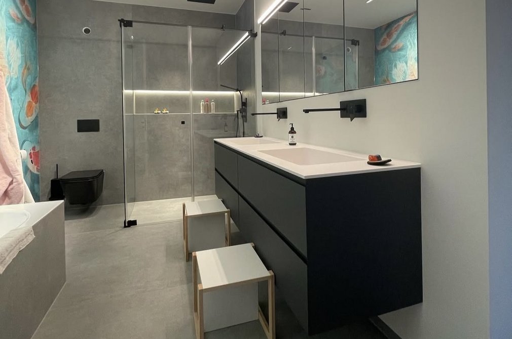 Modernes Designerbad Ein modernes fugenloses Badezimmer mit großen Waschtisch, Spiegel und Dusche