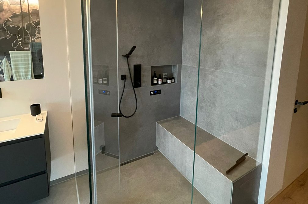 Bodentiefe Dusche Eine moderne Dusche mit Glaswand