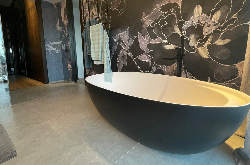 Freistehende Badewanne Eine freistehende Badewanne in einem modernen Badezimmer