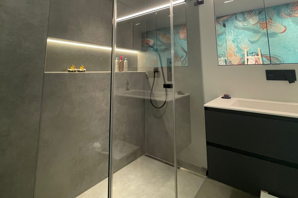 Dusche im Kinderbad Dusche in einem modernen Badezimmer für Kinder mit Glasscheibe