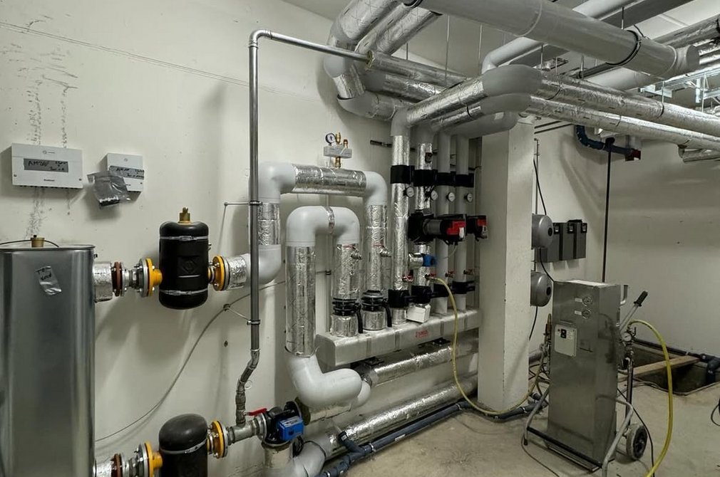 Moderne Heizung Heizraum mit Heizungsanlagen und mehreren Heizungsrohren