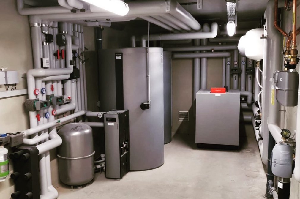 Technikraum mit moderner Heizungs- und Lüftungsanlage. Moderner Heizungs- und Technikraum